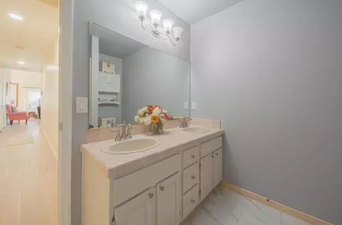Bath - 6640 Kim Ann Ln, Salinas, CA 93907 photo 3 of 6
