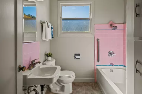 Bath - 208 Diablo Dr, Salinas, CA 93906 photo 1 of 3