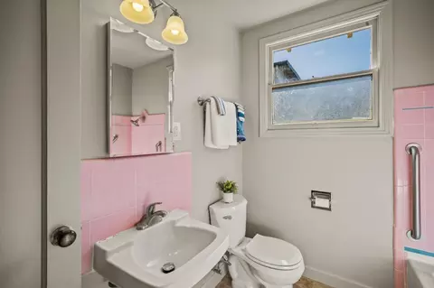 Bath - 208 Diablo Dr, Salinas, CA 93906 photo 2 of 3