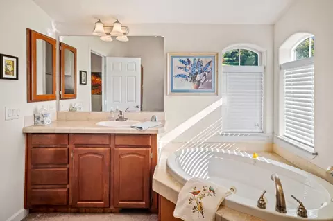 Bath - 225 Dunbarton Rd, Aromas, CA 95004 photo 3 of 5