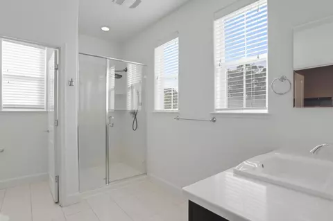 Bath - 5003 3rd Ave, Marina, CA 93933 photo 2 of 6