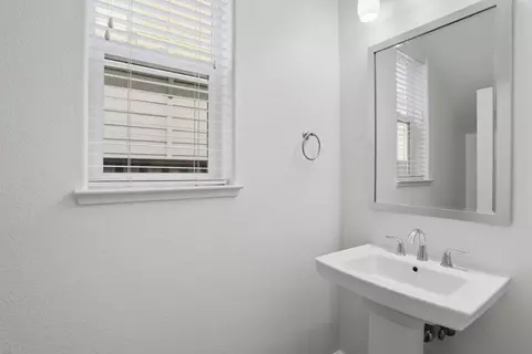 Bath - 5003 3rd Ave, Marina, CA 93933 photo 1 of 6