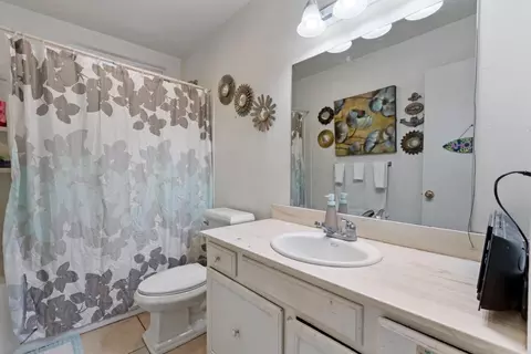 Bath - 1780 Truckee Way, Salinas, CA 93906 photo 1 of 2