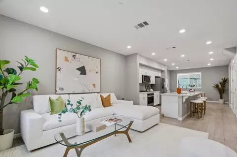 157 Llano De Los Robles Ave 4, San Jose, CA 95136