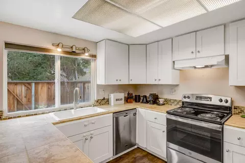 Kitchen - 19223 Creekside Ln, Salinas, CA 93908 photo 2 of 3