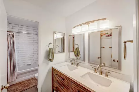 Bath - 19223 Creekside Ln, Salinas, CA 93908 photo 2 of 2