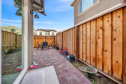 Exterior - 122 W Riverside Pl, Tracy, CA 95391 photo 9 of 9