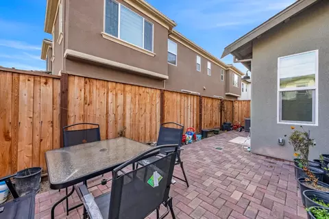 Exterior - 122 W Riverside Pl, Tracy, CA 95391 photo 7 of 9