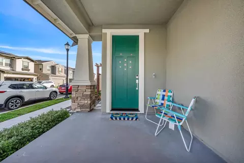 Exterior - 122 W Riverside Pl, Tracy, CA 95391 photo 4 of 9