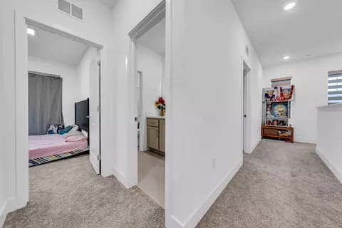 Entry Way - 122 W Riverside Pl, Tracy, CA 95391 photo 6 of 8