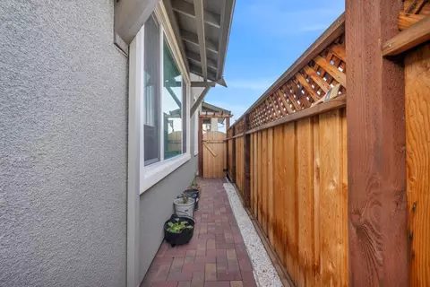 Exterior - 122 W Riverside Pl, Tracy, CA 95391 photo 6 of 9