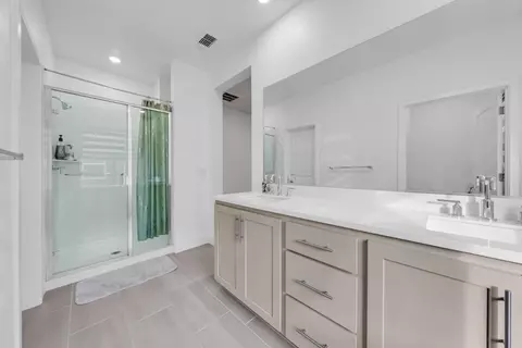 Bath - 122 W Riverside Pl, Tracy, CA 95391 photo 3 of 3