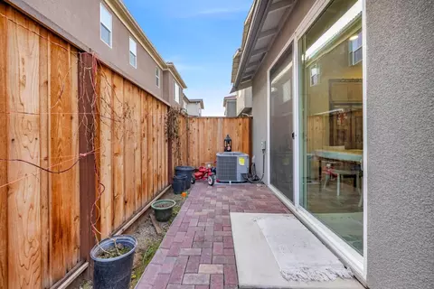 Exterior - 122 W Riverside Pl, Tracy, CA 95391 photo 8 of 9