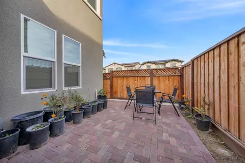 Exterior - 122 W Riverside Pl, Tracy, CA 95391 photo 5 of 9