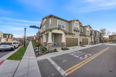 Exterior - 122 W Riverside Pl, Tracy, CA 95391 photo 2 of 9