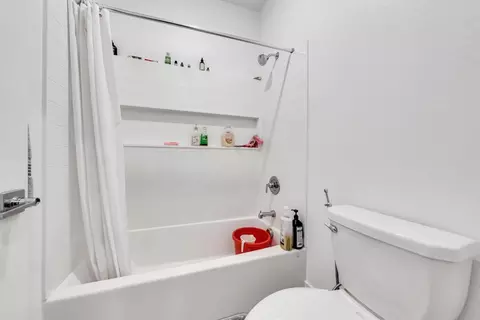 Bath - 122 W Riverside Pl, Tracy, CA 95391 photo 2 of 3