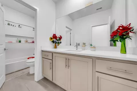 Bath - 122 W Riverside Pl, Tracy, CA 95391 photo 1 of 3