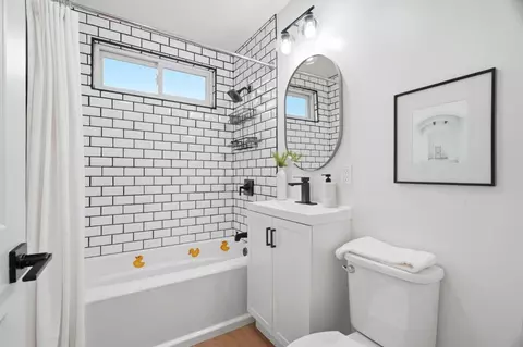 Bath - 824 Arguello Blvd, Pacifica, CA 94044 photo 1 of 2