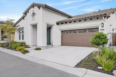 2102 White Oak Dr, Hollister, CA 95023
