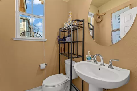 Bath - 704 Tennyson Dr, Gilroy, CA 95020 photo 1 of 3