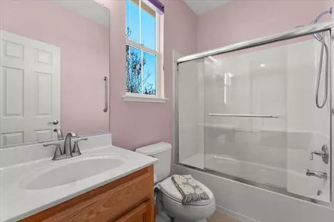 Bath - 704 Tennyson Dr, Gilroy, CA 95020 photo 3 of 3