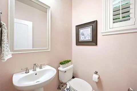 Bath - 735 Painter Ct, Gilroy, CA 95020 photo 5 of 5