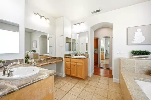 Bath - 735 Painter Ct, Gilroy, CA 95020 photo 3 of 5