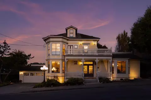 131 7th St, Pacific Grove, CA 93950