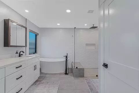 Bath - 1220 S Ridgemark Dr, Hollister, CA 95023 photo 3 of 5
