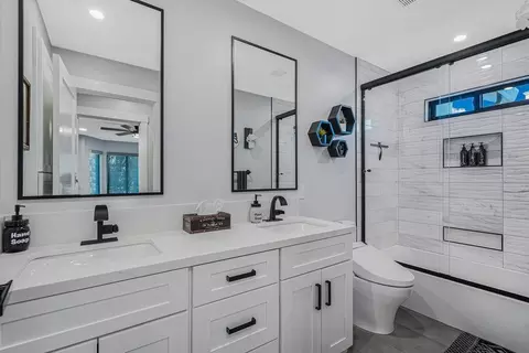 Bath - 1220 S Ridgemark Dr, Hollister, CA 95023 photo 2 of 5