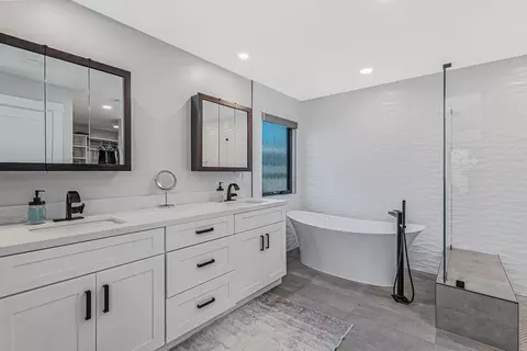 Bath - 1220 S Ridgemark Dr, Hollister, CA 95023 photo 4 of 5