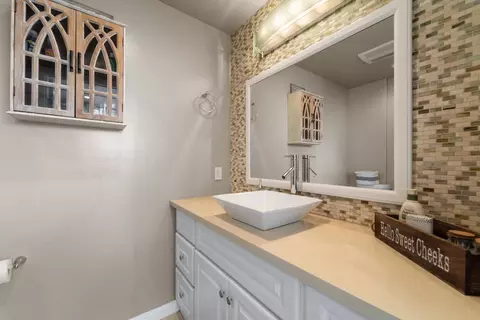 Bath - Park Pl, Capitola, CA 95010 photo 4 of 7