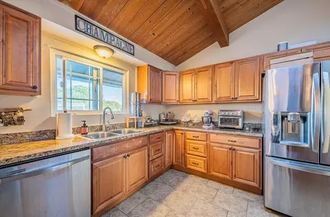 Kitchen - 844 River Rd, Salinas, CA 93908 photo 4 of 5
