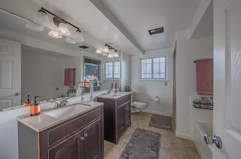 Bath - 844 River Rd, Salinas, CA 93908 photo 1 of 7
