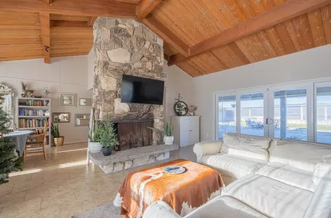 Living - 844 River Rd, Salinas, CA 93908 photo 3 of 4
