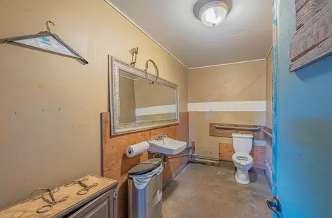 Bath - 844 River Rd, Salinas, CA 93908 photo 7 of 7
