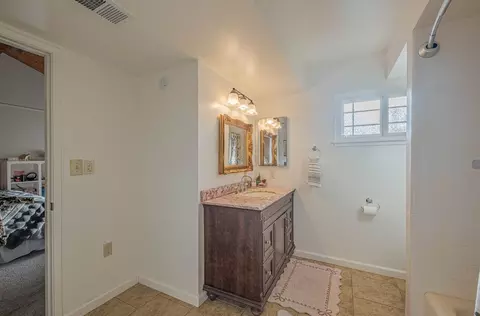 Bath - 844 River Rd, Salinas, CA 93908 photo 3 of 7