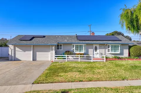 207 Encinada Dr, Salinas, CA 93901