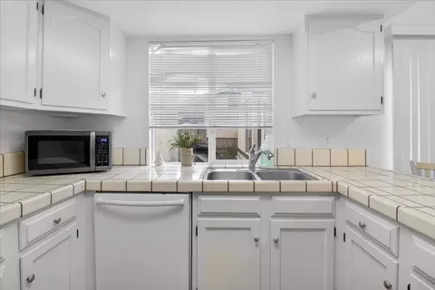 Kitchen - 525 Cloudview Dr, Watsonville, CA 95076 photo 5 of 5