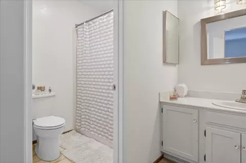 Bath - 525 Cloudview Dr, Watsonville, CA 95076 photo 4 of 4