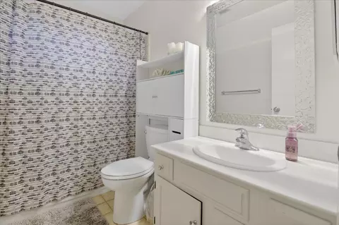 Bath - 525 Cloudview Dr, Watsonville, CA 95076 photo 1 of 4