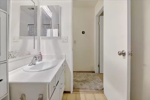 Bath - 525 Cloudview Dr, Watsonville, CA 95076 photo 2 of 4
