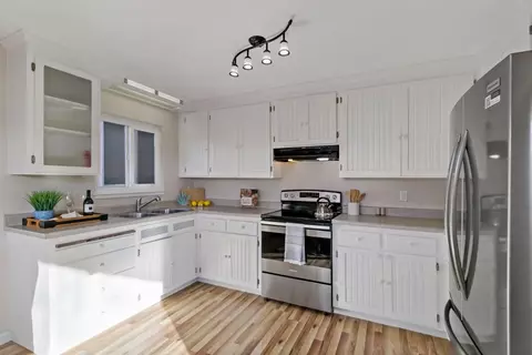 Kitchen - 404 Monterey Ave, Capitola, CA 95010 photo 3 of 8
