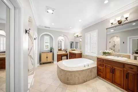 Bath - 7170 Eagle Ridge Dr, Gilroy, CA 95020 photo 2 of 8