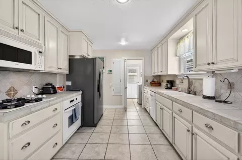 Kitchen - 14 San Juan Dr, Salinas, CA 93901 photo 3 of 4