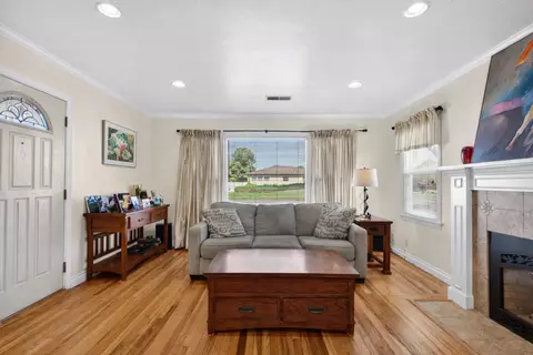 Living - 14 San Juan Dr, Salinas, CA 93901 photo 2 of 2