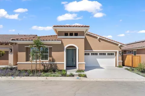 2112 Red Oak Dr, Hollister, CA 95023