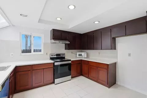 Kitchen - 161 Edgewater Pl, Pittsburg, CA 94565 photo 2 of 3