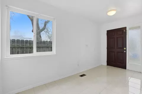 Entry Way - 161 Edgewater Pl, Pittsburg, CA 94565 photo 2 of 2
