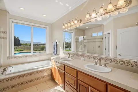 Bath - 730 Lepa Ct, Gilroy, CA 95020 photo 3 of 6
